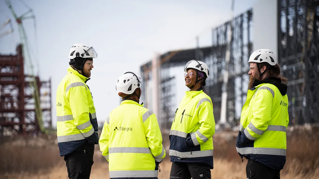 A team of Stregra operators in high-visibility jackets